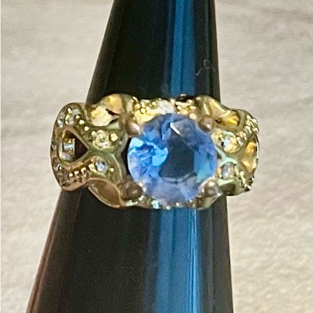 Elegant Gold and Blue Gemstone Ring